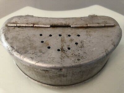 Vintage Kidney Shaped METAL Live Bait Box Belt WORM 